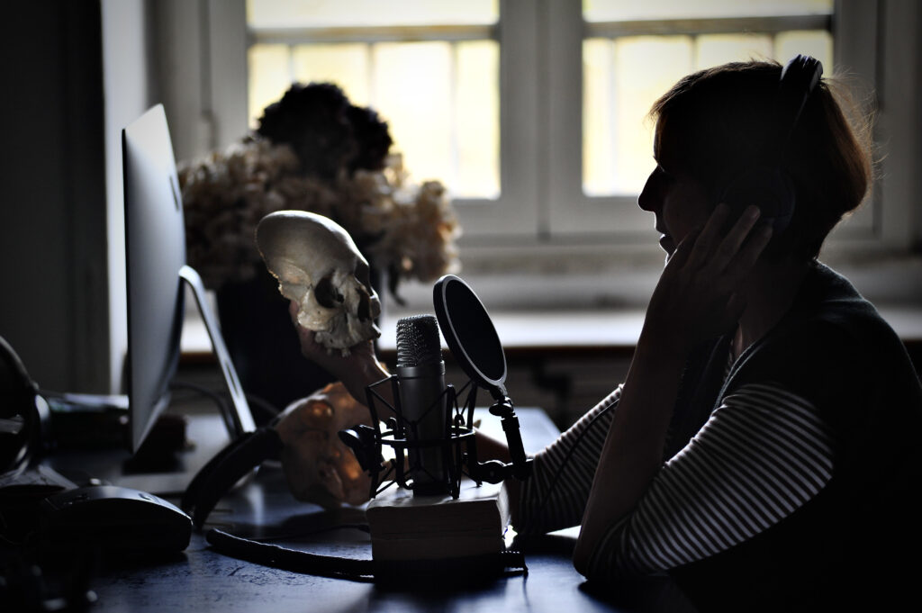 This image has an empty alt attribute; its file name is Podcaster-copyright-Severine-Queyras-1024x681.jpg